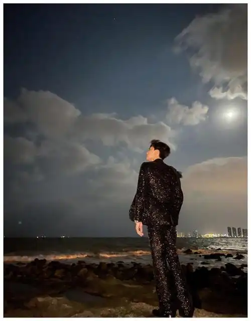 李易峰氛围感海边烟花大片 穿亮片西装矜贵绅士__财经头条