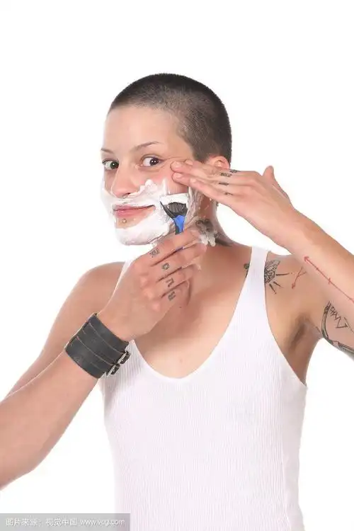 女人在早上刮胡子