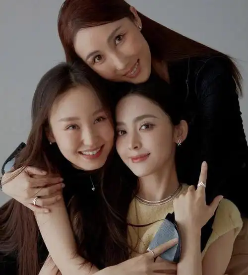 娜扎和闺蜜们的合照 好精致的一张脸 感觉她合照就没有输过|古力娜扎