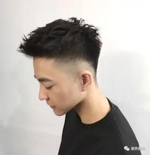男生两边剃光中间留长的发型这3款很帅气别再剪错了