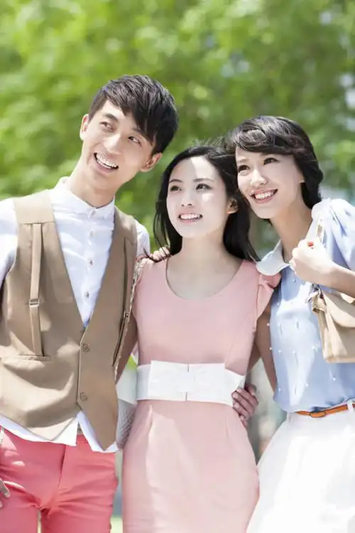 三个人,笑,微笑,露齿笑,竖图,室外,白天,正面,时尚,快乐,友谊,幸福