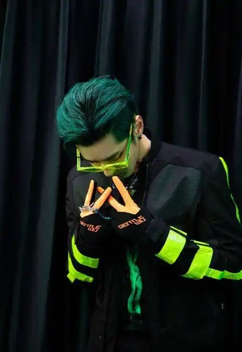 当男星染绿发,萧敬腾撞脸漫画,张艺兴迷人,而他不愧是时尚宠儿_绿色