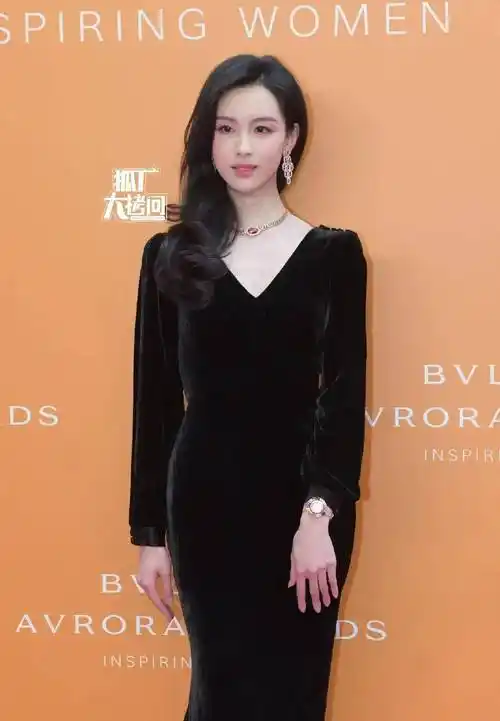 陈都灵的黑色天鹅绒礼服散发出女神_魅力_连衣裙_气质