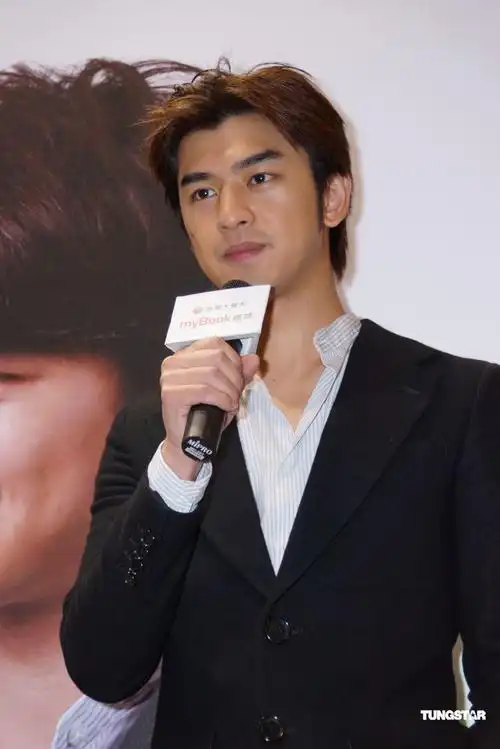 新浪娱乐讯 陈柏霖以帅气短发造型现身台北国际书展.