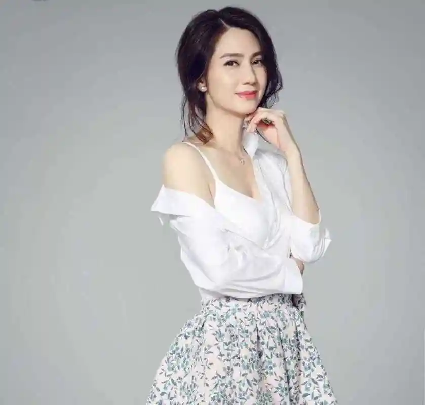 被洪欣美到了穿薄纱连衣裙显现出了甜美气息优雅大方