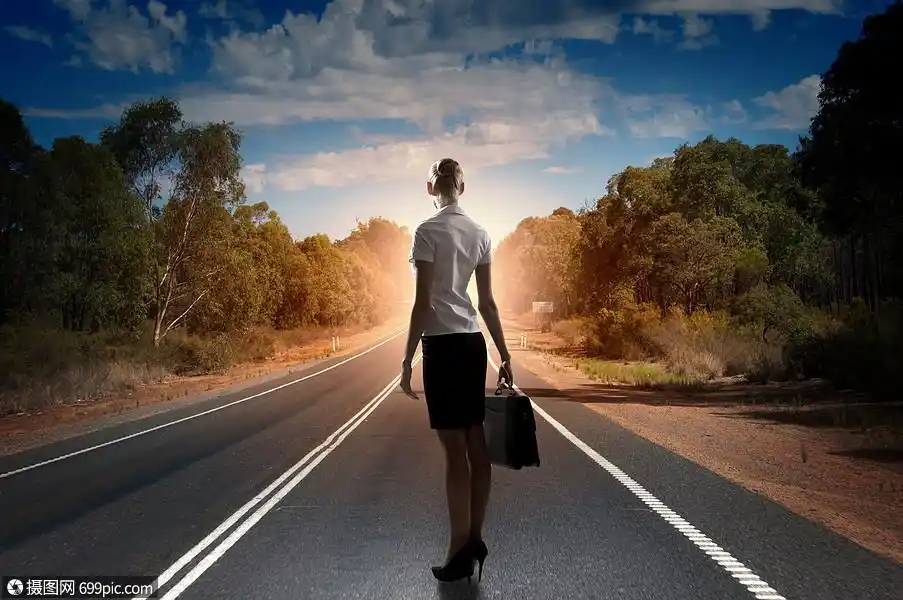 漫长道路的开始站路上看着远方的女商人的背影