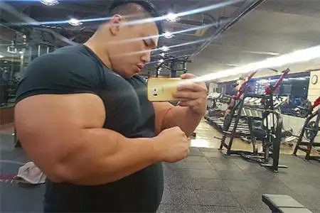 健身偏爱锻炼手臂肌肉,男的能与巨臂哥抗衡,女的不输众多肌肉男