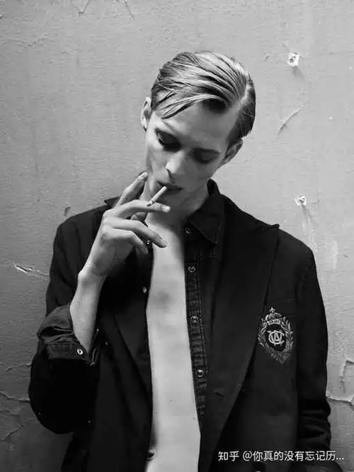 有无酷一点的抽烟男头?