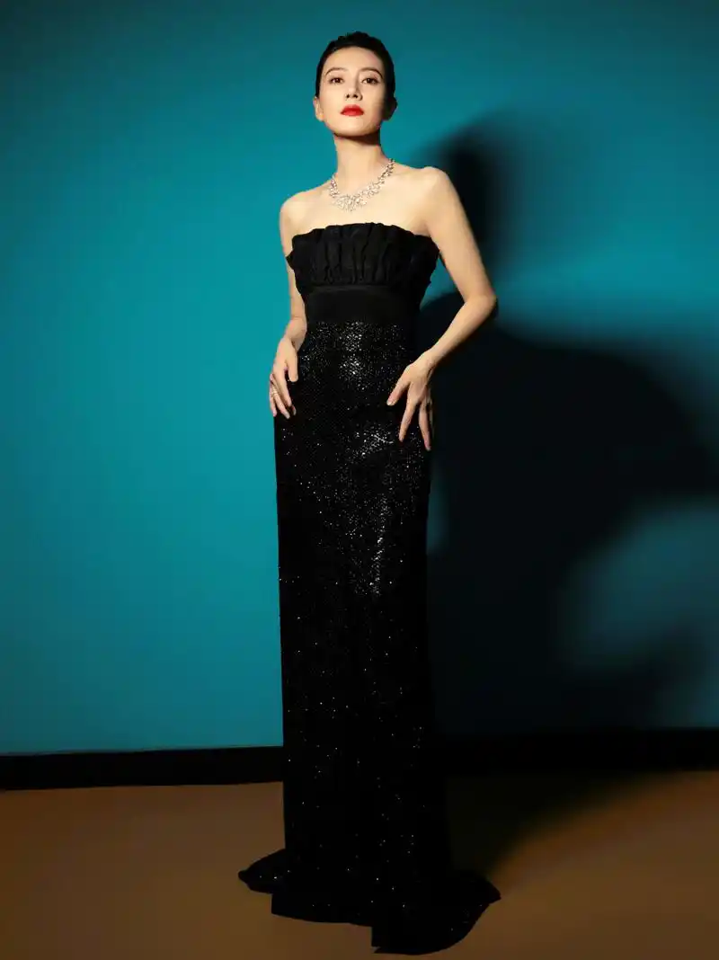 北京国际电影节高圆圆造型,黑色抹胸露肩礼服,高贵大气,优雅端庄,展现