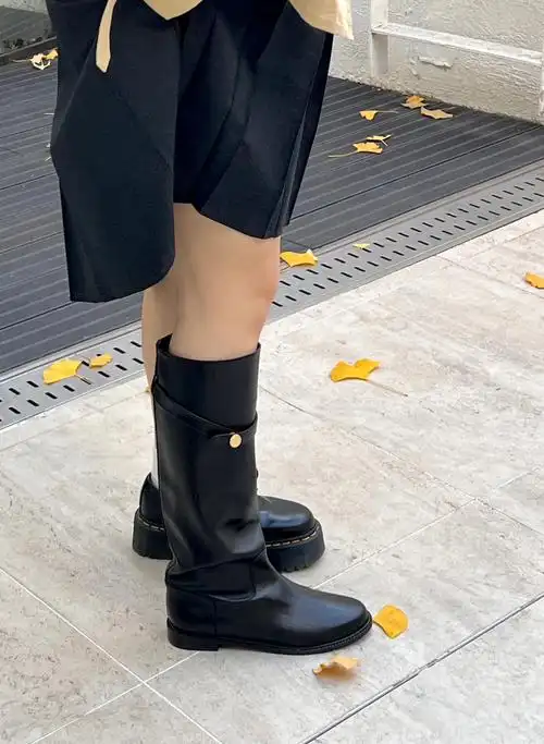 我觉得买这个靴子的姐妹里面 应该没有比我腿粗且腿短的了 啊哈哈哈