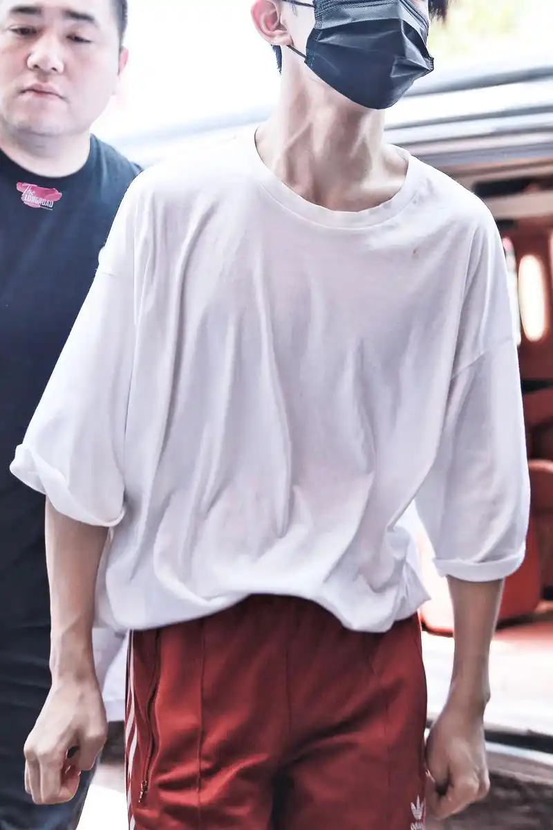 易烊千玺今日上班路透  白色短袖露出性感锁骨