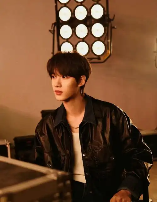 丁程鑫最新随拍解锁黑色皮衣造型颜值优越又酷又帅