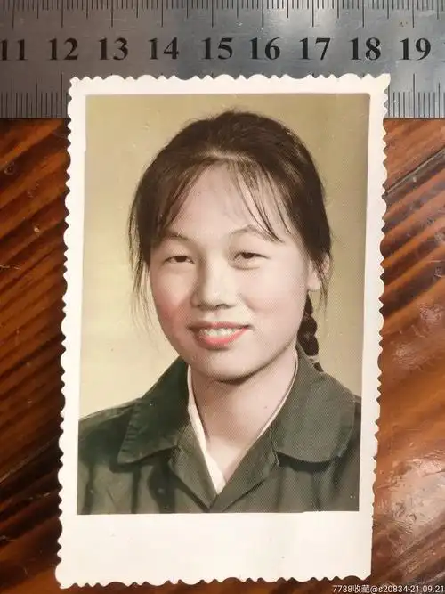 70年代手工上彩大辫子美女