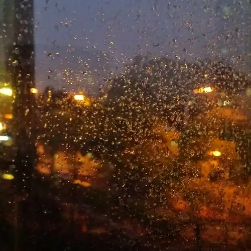 喜欢下雨天出神的望着窗外