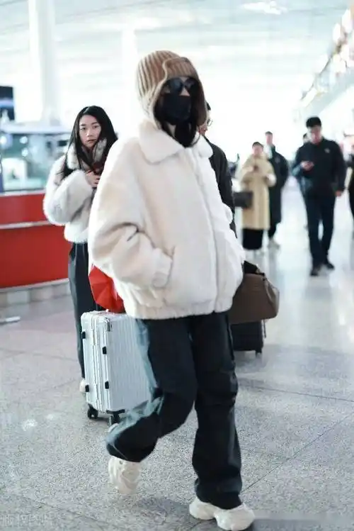 街拍:张天爱白色毛绒外套 黑色阔腿裤 针织雷锋帽个性十足_牛角_北京