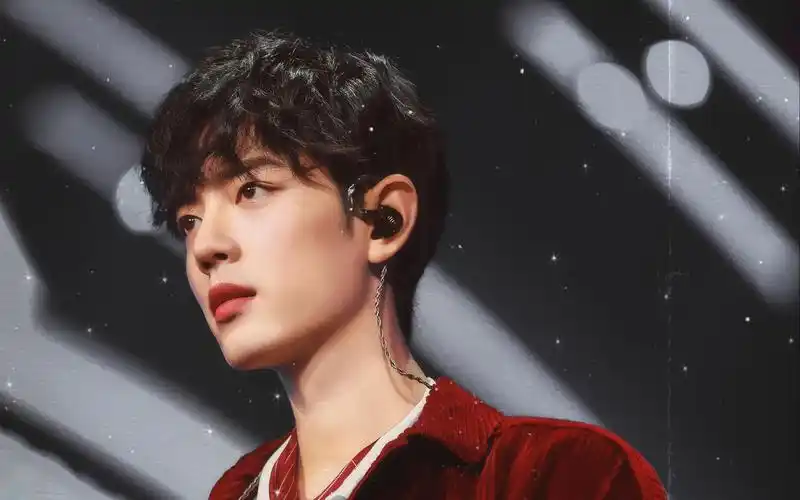 肖战坐在那里好呆萌,太可爱了,被圈粉了