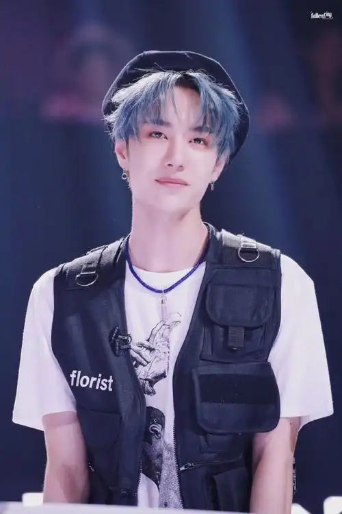 180514 创造101第二次公演舞台 @uniq-王一博 cr:logo