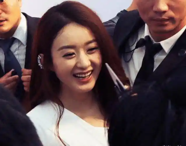 赵丽颖素颜被抓拍,摄影师关掉十级美颜后,33岁皮肤状态太真实_演技