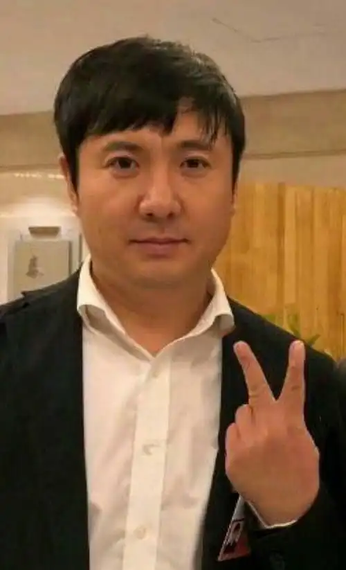 近期在网上流传这样一组图,沈腾的年轻旧照.