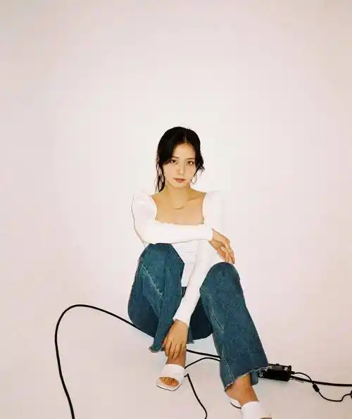 可以选择高跟款,显瘦显腿长效果更加倍,尤其细带款的设计,可以让脚背