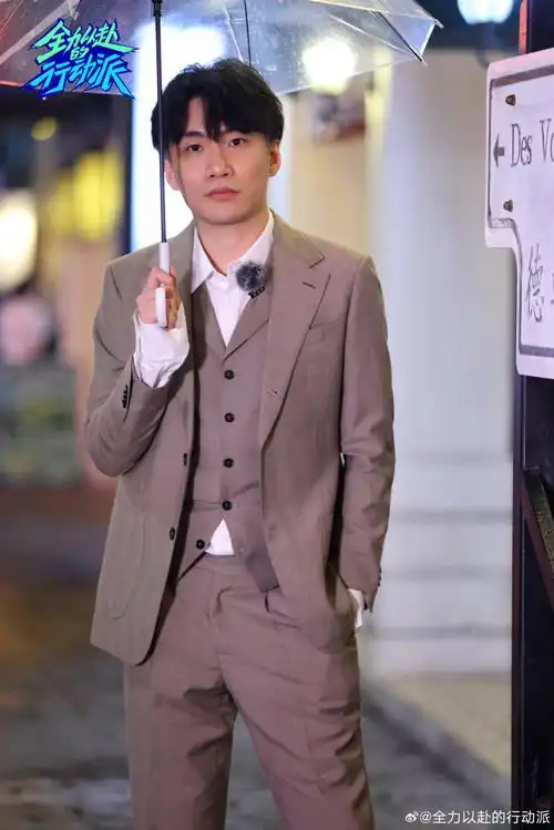 新成员@何九华首上线,一袭卡其西装风度翩翩沉稳干练,玩转行动派,门主