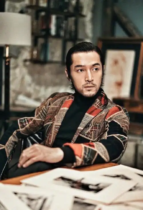 胡歌大背头帅气写真图集,复古时尚尽显成熟男人魅力!