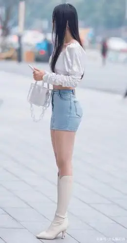 白色上衣搭配超短牛仔裙,这样的大长腿美女,谁不心动呢?