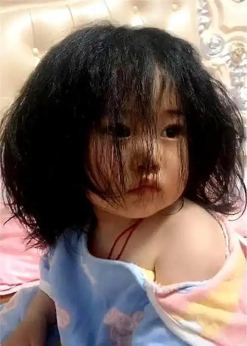 看看这冷淡的小表情,这随意的天然卷,这小露肩装,真是高级感满满!