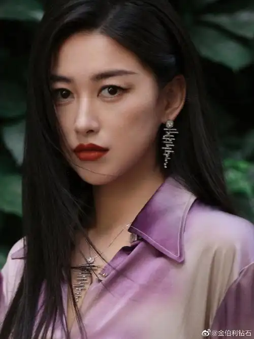 朱珠超话女神@朱珠zhuzhu的流光氛围感大片又又又美出新高度!