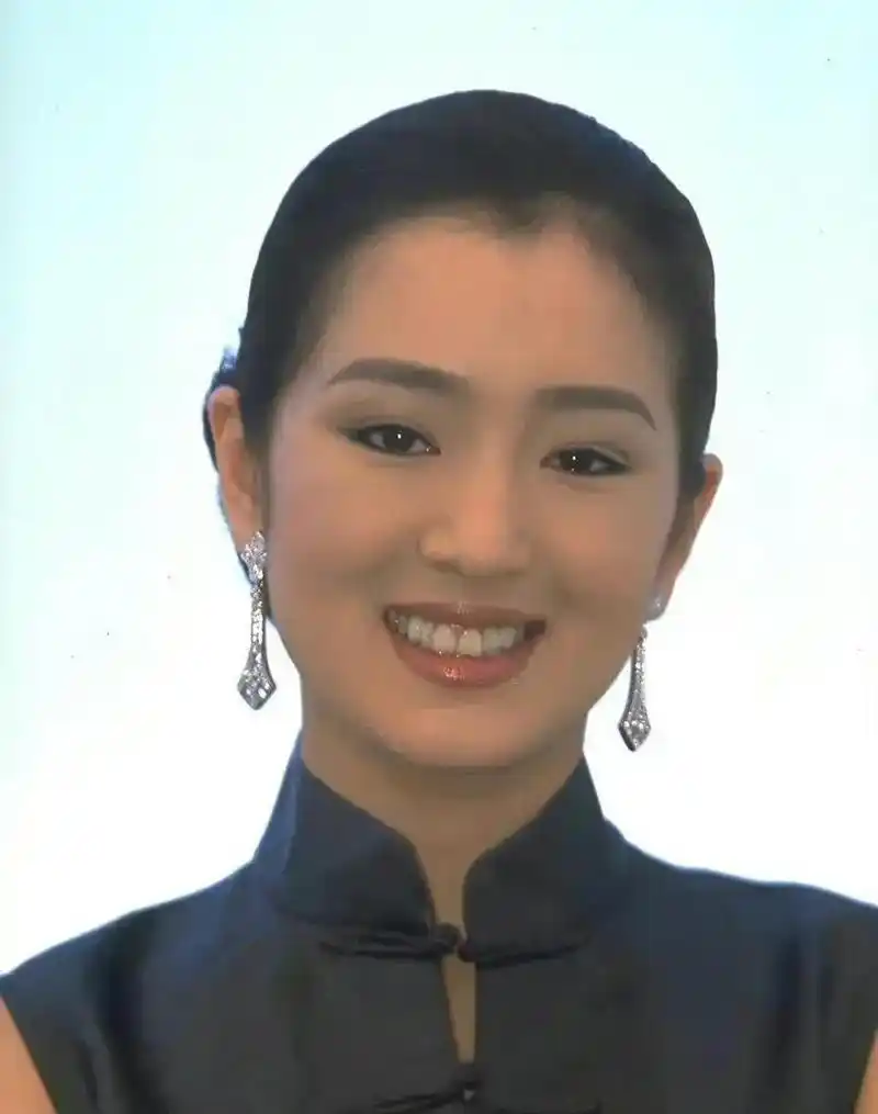 巩俐年轻时的旧照曝光,东方美人的大气端庄在她身上展现得淋漓尽致.