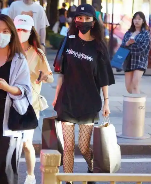 此前还有人拍到杨幂逛街时的正面照,也是提着几袋子衣服,穿网袜展现出