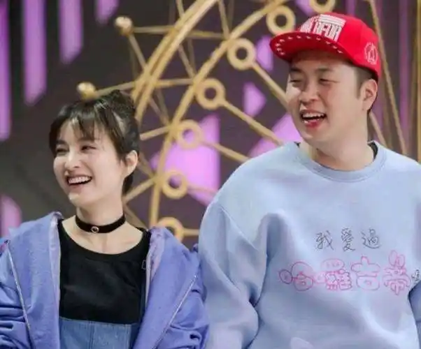 吴昕似乎也没有闲着,先后和李易峰,潘玮柏都传出了绯闻,但都无果而终.