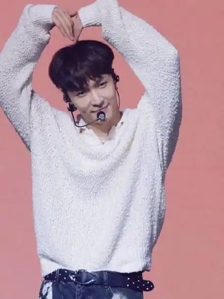 张艺兴的比心方式##张艺兴[超话]##张艺兴fanmeeting##张艺兴出道