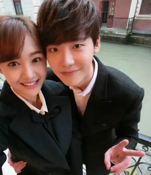 李钟硕被曝是郑爽前男友,两人拍戏时惊现吻痕?真相没这么简单