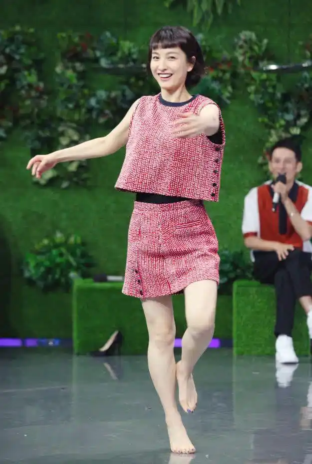 吴昕修图修一半,手是细了,腿还是大象腿!