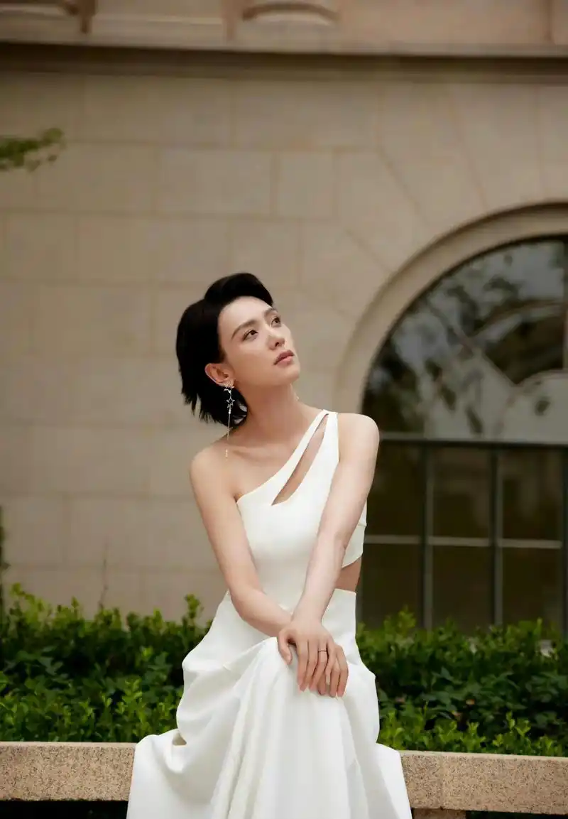 刘恺威现女友李晓峰帮杨颖提裙子?怪不得杨幂不去芭莎盛典