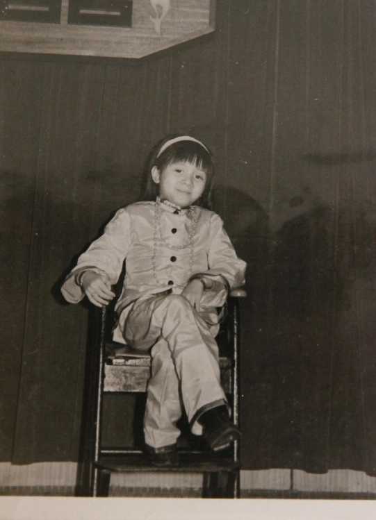 这是梅艳芳小时候粤剧的扮相,虽然小小年纪看起来很稚嫩,但动作已经很