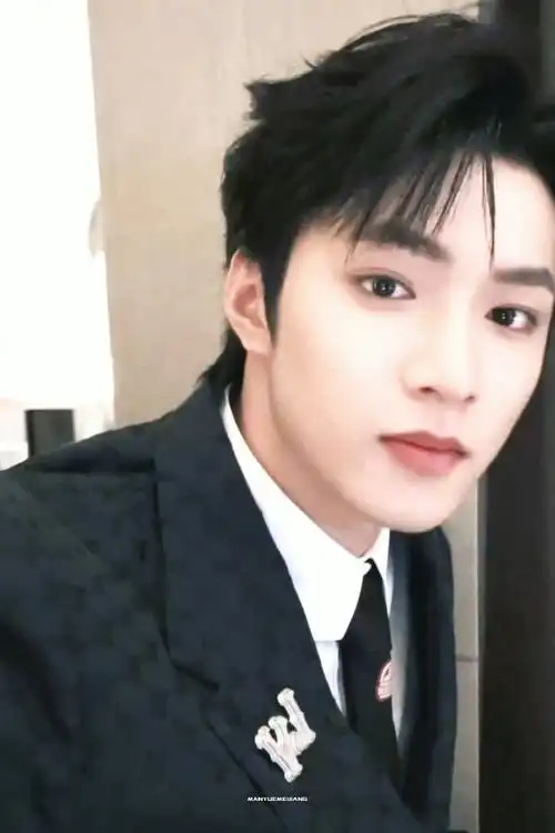 像朗诵跳舞超绝肌无力 都怪24亿年度新人演员刘耀文拍了emo春节档电影