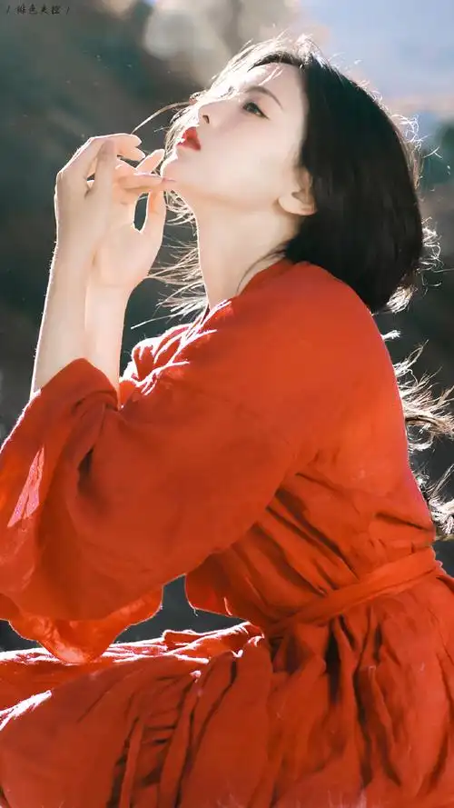 杨超越红衣雪山旅拍