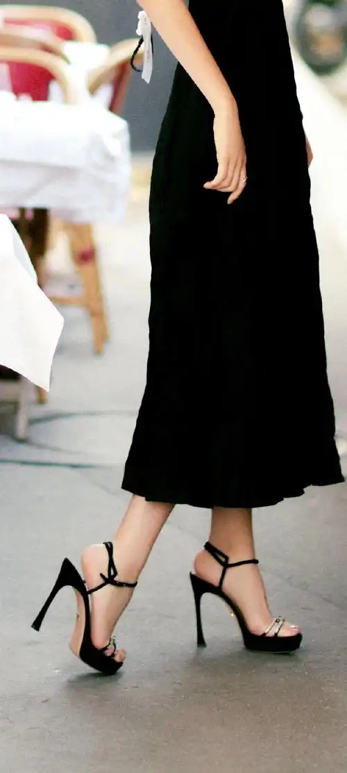 杨采钰的长辫和红唇