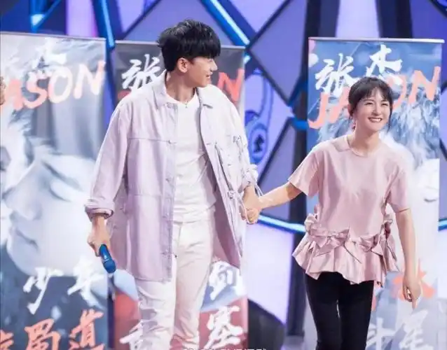 回顾谢娜嫁小1岁张杰婚后连生三娃如今一家五口其乐融融