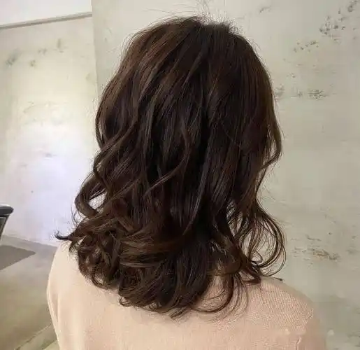 暖气情巧克力色,秋冬染发必选!_深棕色_头发_颜色