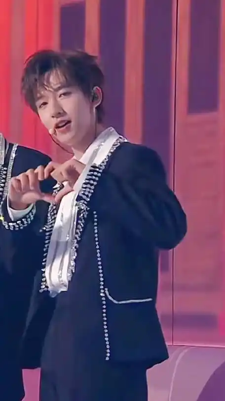 宝宝对着镜头就给我比心我也特别特别想你【贺峻霖湖南卫视中秋之夜】