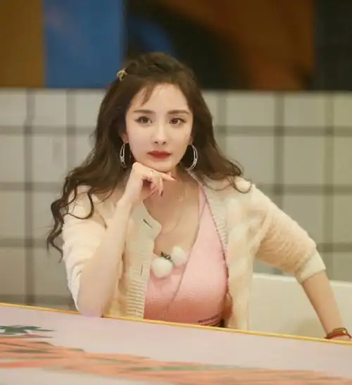 35岁杨幂与18岁张元英撞衫