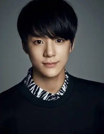 男生斜刘海发型图片 好看的男学生斜刘海发型