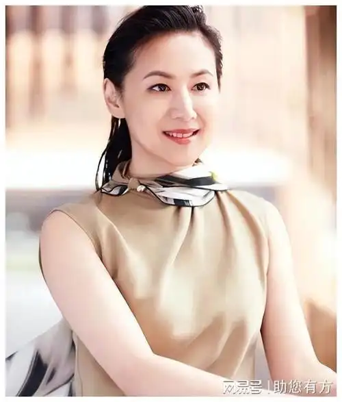 她被誉为最优雅的主持人嫁上海首富生下3个孩子如今怎样了