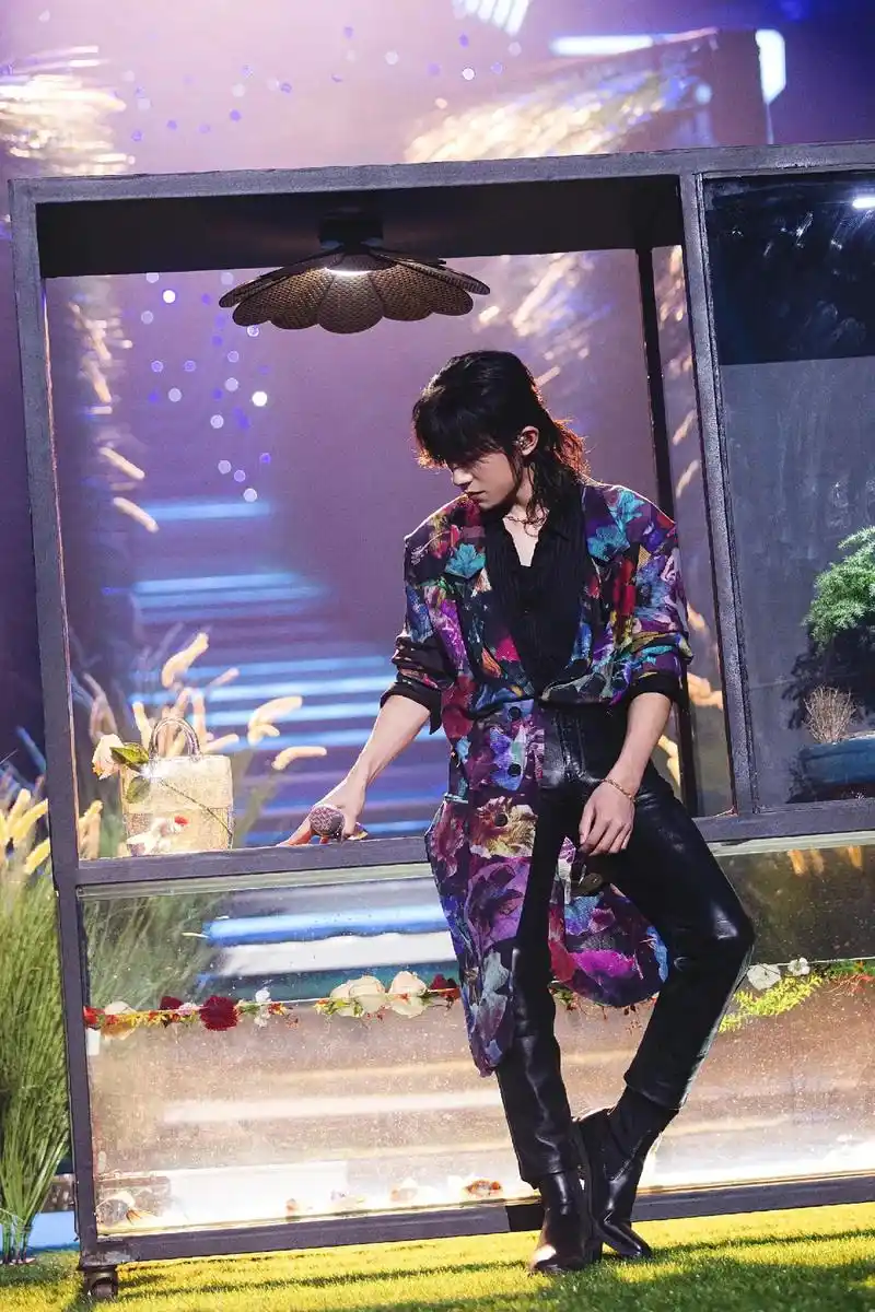 易烊千玺双十一狂欢夜 这个太帅了吧!舞台绝了,长发狼尾诠释 - 抖音