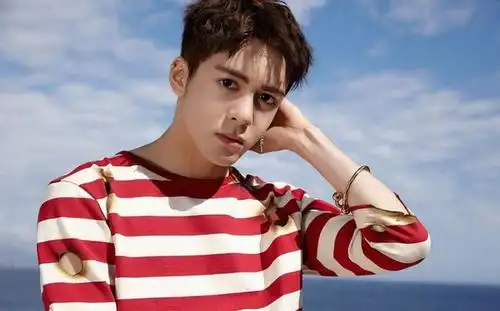 组图:90后小鲜肉明星曾舜晞,条纹长袖夏装,阳光,帅气有活力!