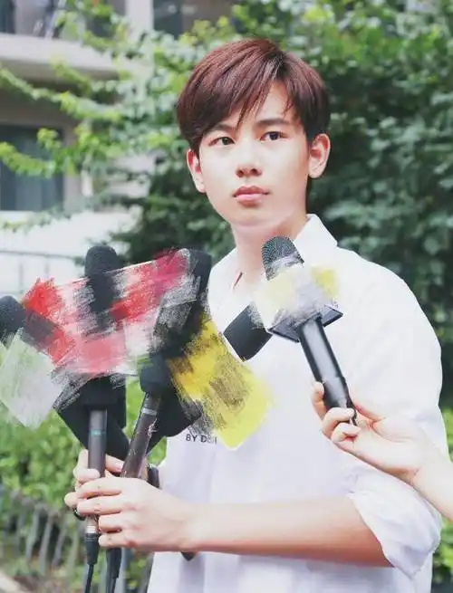 中戏大一新生李兰迪已经报道,易烊千玺与胡先煦分在同一宿舍_沈月