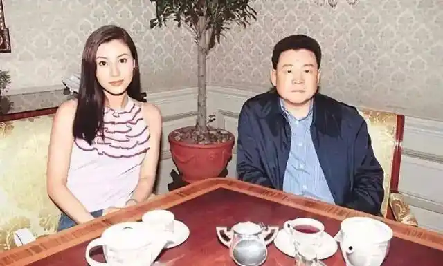 68岁的刘銮雄花3亿做换肾手术康复后将捐肾人娶回家当老婆